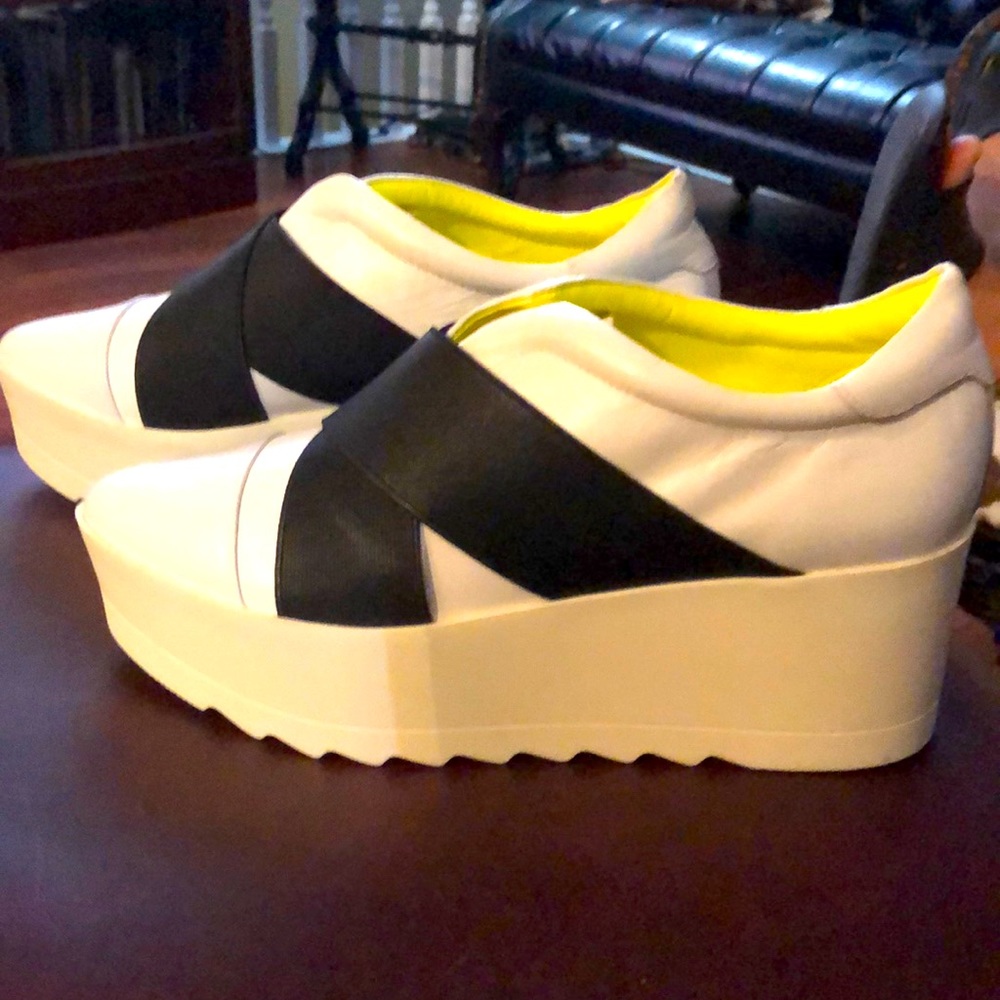 Brand new Kendall and Kylie platform size 9 1/2 beautiful lime green lining